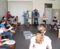 Bild: sei
Mit Musiklehrerin Agnes Hehenberger (Vierte von links) und Djemepädagogen Gerd Fenzl (Dritter von rechts) erlebten Schülerinnen und Schüler einen etwas anderen Musikunterricht mit Djembe-Trommeln und Percussioninstrumenten.