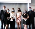 Bild: usc
Vier Mädchen schafften die besten Schulabschlüsse an der Staatlichen Realschule (von links): Erika Deichmann, Noa Härlin, Paula Gleixner und Pauline Meiller. Ihnen gratulierten die stellvertretenden Schulleiter Andreas Rupprecht (links) und Michael Brunner.