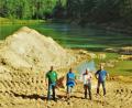 Bild: jml
Der Anfang für das Flachwasser-Biotop ist geschafft. Fritz Kick vom Fischereiverein Etzenricht, Richard Suttner, als Eigentümer der Sand- und Kiesgrube, sowie Adolf Küblböck und Jens Georgi von der LBV-Ortsgruppe Weiherhammer (von links) hoffen beim Ortstermin auf eine gute Zeit für Tiere und Pflanzen.