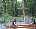 Bild: Anne Wiesnet
Der Waldfriedhof in Eschenbach ist fertig. Auf der Bank vor einem großen Holzkreuz nehmen Revierförster Martin Gottsche (links) und Bürgermeister Marcus Gradl Platz, um die Ruhe, die der Friedhof mitten im Wald ausstrahlt, auf sich wirken zu lassen.