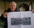 Bild: pz
Nicht leicht macht es sich Josef Reindl bei seiner Arbeit in den Archiven. Hier hat der ehemalige Leiter der Mittelschule Mitterteich ein Bild, das bei einem Konzert des Männergesangvereins Waldsassen und des Waldsassener Kammermusikkreises entstanden ist. Den jeweiligen Gesichtern sind die Namen zugeordnet.