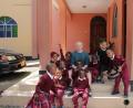 Bild: Simon Mehlhorn
Simon Mehlhorn mit seiner Klasse – er unterrichtete die ältesten Kinder in Englisch, Mathe und Hygiene – an der Arusha St. Stephen School.