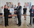 Bild: anv
Zur Übergabe der Urkunde des Bayerischen Stadtmarketingpreises trafen sich (von links) Tanja Ficht, Netzwerk-Vorsitzende Gisela Westiner, Sabine Gebhardt, Elisabeth Troidl, Doris Maier, Johann Kreckl, Bürgermeister Frank Zeitler, Martina Hölzl und stellvertretende Landrätin Birgit Höcherl im Rathaus.