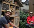 Bild: gra
Alois Hösl und sein Bruder Wolfgang (von links) haben ein großes Insektenhotel errichtet.