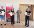 Bild: aks
Die Jahrgangsbesten Apollonia Schmidt (Gesang, rechts), Tatjana von Waechter (Musical/Gesang, 2. von links) und Maximilian Schramm (Saxophon, links) mit Schulleiter Benedikt Boßle (Zweiter von rechts).