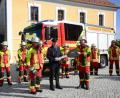 Bild: bey
Erster Kommandant Stefan Bäumler (rechts) übergibt Bürgermeister Reinhard Sollfrank (Mitte, mit blauer Uniform) symbolisch den Schlüssel für das neue Feuerwehreinsatzfahrzeug HLF 20.
