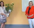 Bild: weu
Rektorin Christine Schneider (rechts) bedankte sich bei Konrektorin Christine Losch für ihr großes Engagement und wünschte ihr für ihre Schulleiterstelle in Winklarn alles Gute.