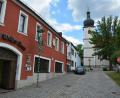 Bild: jr
Entlang des Gasthofs „Weißes Ross“ (links) soll auf drei bestehenden Parkplätzen eine Freiausschankfläche (Biergarten) entstehen. Landratsamt und Polizei müssen noch zustimmen.