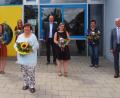 Bild: jpl
Nach der Feierstunde versammelten sich die scheidenden Lehrkräfte samt Schulleitung und Schulverbandsvorsitzenden vor der Fichtelnaabtal-Grundschule. Das Bild zeigt von links: Bürgermeister Wolfgang Söllner (Ebnath), Konrektorin Sandra Schmidl, Patricia Sieber, Lena Haas, Angela Hars, Rektor Alexander Köstler, Anna Hofmann, Bettina Rögner und Bürgermeister Peter König (Neusorg).