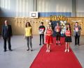 Bild: njn
Die Abschlussbesten der 9. Klasse mit Luisa-Maria Arndt (erste Reihe, Dritte von rechts), Tom Christl (zweite Reihe, rechts), Jonas Häupler (zweite Reihe, Mitte) , Oliver Rashid (zweite Reihe, links) und Ronja Schäfer (erste Reihe, Dritte von links). Mit auf dem Bild (von links) Bürgermeister Johannes Reger und Klassenleiterin Silke Stich sowie (von rechts) Bürgermeister Karlheinz Budnik und Rektorin Sabine Graser