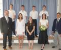 Bild: rn
Rektor Wolfgang Bodensteiner (links), Bürgermeister Marcus Gradl und Lehrerin Magdalena Kita (vorne, von rechts) gratulieren Jana Reifenberger und Maria Malgina sowie (hinten, von links) Uli Haßmann, Marius Ohnemüller, Dennis Münz und Fabian Mirwald zu Einser-Abschlüssen am M-Zweig der Markus-Gottwalt-Schule.