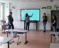 Bild: wec
Bürgermeister Erich Meidinger, Rektorin Heidrun Leitz, Maria Hanauer und Ulrike Erlbacher (von links) zeigen eines der hochmodernen Smartboards, die nun in allen vier Klassenzimmern der Ebermannsdorfer Schule installiert sind.