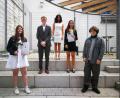 Bild: Peter Geiger/exb
Brigitte Conchedda (Mitte), die Leiterin der Wirtschaftsschule, freut sich mit Svenja Prifling (Notenschnitt 1,0; links) sowie den 1,12-Absolventen Laura Kick (Zweite von rechts), Lucas Dotzler (Zweiter von links) und Orrin Schleher.