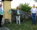 Bild: njn
Gleich am Eingang im Friedhof Wildenreuth wurde das "Häuschen der Hoffnung" aufgestellt. Es enthält Flyer und Infos zur Kirche. Mit auf dem Bild (von links) Bürgermeister Johannes Reger, Bärbel Ehmann und Pfarrer Manuel Sauer.