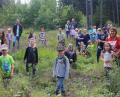 Bild: wro
108 junge Bäume tragen die Vornamen der Paten aus dem Kinderhaus Sankt Marien. Die Namens-Kärtchen brachten die Mädchen und Buben selbst an. Initiiert wurde die Patenaktion von Nicole Fürst (Zweite von rechts). Rechts im Bild Karsten Heßing vom Amt für Ländliche Entwicklung.