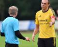 Bild: A. Schwarzmeier
Sandro Hösl (rechts), Torjäger und Kapitän des Kreisligisten TSV Erbendorf, bei einer Diskussion mit dem Schiedsrichter.