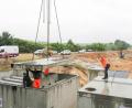 Bild: Sibylle Sandner/exb
Ein Betondeckel wird auf die Vorreinigungsanlage gesetzt – den essentiellen Teil des Regenrückhaltebeckens „Franzosenäcker“.