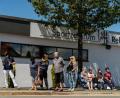 Bild: Nicolas Armer/dpa
Menschen stehen Schlange, um sich bei einer mobilen Corona-Teststation in Rehau auf das Virus testen zu lassen. Nachdem in den vergangenen Tagen 15 Personen in Rehau positiv auf das Coronavirus Sars-Cov-2 getestet worden sind, stellt der Landkreis bis zum 24. Juli ein Testmobil bereit.