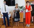Bild: weu
Realschuldirektorin Diana Schmidberger und ihre Stellvertreter, die Realschulkonrektoren Bernd Bischoff (rechts) und Alois Spitzer, gratulierten der Schulbesten Lena Paschen zu einem sagenhaften Notendurchschnitt von 1,0.
