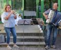 Bild: u
Nach 43 Jahren, 25 davon an der Hirschauer Grundschule, wird Lehrer Alois Feyrer (rechts) in den Ruhestand verabschiedet. Rektorin Birgit Härtl bezeichnet ihn in ihrer Laudatio als „Musikfachmann der Schule“. Feyrer verabschiedet sich denn auch musikalisch. Er greift zum Akkordeon, Fachlehrerin Regina Rester-Achhammer (links) zur Trompete, die beiden lassen eine flotte Polka erklingen.