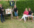 Bild: ow
Hobbymalerin Cheryl Frank (Mitte) hat zu ihrer ersten Vernissage mit dem Titel „Kunst im Garten“ eingeladen. Ihre Gäste sind von den Werken beieindruckt.