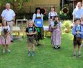 Bild: bjo
Eine fröhliche Abschiedsfeier (hintere Reihe, von links): Zweiter Bürgermeister Martin Bauer, Frieda Bauer, Kindergartenleiterin Angela Graf und Pfarrer Werner Sulzer.