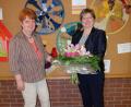 Bild: Mittelschule Mitterteich/exb
Lehrerin Monika Beer-Helm (links) nahm am Freitag Abschied von der Mittelschule Mitterteich. Rektorin Gisela Kastner würdigte ihren Einsatz und überreichte ein Präsent.