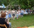 Bild: jr
Mit einer festlichen Andacht endete am Freitag im Kinderhaus „Mutter vom guten Rat“ in Konnersreuth die Kindergartenzeit für 16 Mädchen und Buben. Mit im Bild Pfarrseelsorger Pater Benedikt Leitmayr (hinten, Mitte).