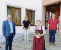 Bild: bk
Eine langjährige Lehrerin der Josef-Voit-Grundschule verabschiedet (von links): Bürgermeister Uwe König (links) Elternbeiratsvorsitzende Dagmar Schwirzer, Annemarie Stubenvoll und Geschäftsleiter Max Heindl.