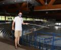 Bild: gb
Franz Vodermeier, Geschäftsführer der Blue-Devils-Spielbetriebs-GmbH, mit dem Meterstab im Stadion: Das Hygiene- und Zuschauerkonzept für die Weidener Hans-Schröpf-Arena steht.