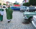 Bild: do
Stadtpfarrer Thomas Jeschner segnet vor der Kirche und auf dem Marienplatz die Fahrzeuge. Unterstützung bekommt der Ortsgeistliche von dem Aushilfsvikar.