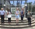 Bild: Sebastian Bäumler, Luitpold-Mittelschule/exb
Die Besten der Klasse M10 VK2 (von links) mit Manfred Schweiger, Klassenlehrer, Yanar Badal, M10 (Schnitt 1,56), Monika Wall, VK2 (Schnitt 1,89), Ingrid Schneider, Konrektorin und Rektorin Maria Schuller.