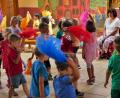 Bild: wbe
Mit einem Hauch von Wehmut schaut Kinderpflegerin Irmgard Beck (im Hintergrund) ihren Schützlingen beim Tüchertanz zu.