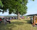 Bild: sche
Eine große Anzahl Gläubiger besuchen den Gottesdienst unter freien sonnigen Himmel bei der Donatuskapelle in Aschach. Auf den weltlichen Teil des Festes müssen sie aber in diesem Jahr verzichten.