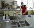 Bild: Portner
Putzfimmel in der Schulküche der Berufsfachschule Oberviechtach: Nach dem Kochen und Abspülen werden alle Flächen desinfiziert. Die nächste Klasse wischt dann vor Unterrichtsbeginn noch einmal drüber. Außerdem hat jeder Schüler eine ganze Küchenzeile für sich und muss auch Öl und Essig nicht teilen. Geräte, wie den Pürierstab, reicht die Lehrkraft desinfiziert weiter.