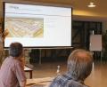 Bild: pko
Projektentwickler Thomas Schachner (stehend) stellte den Mitgliedern des Marktrates die in Raggau geplante Freiflächenphotovoltaikanlage vor