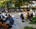 Bild: njn
Die erste Atempause fand nach langer Zeit als "Open Air" am Wildenreuther Dorfplatz mit Pfarrer Martin Besold und Pfarrer Manuel Sauer statt