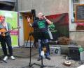 Bild: hka
Nach der langen Pause genießen Éire Music – (von links) Anita Kinscher, Sam Stadler und Holger Hermann – den Auftritt im Minerva-Garten.