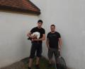 Bild: Polizei Neustadt an der Waldnaab
Die Mitarbeiter des Vogelbeauftragten, Tom Brandl und Alexander Kost, haben den verletzten Storch erfolgreich geborgen.