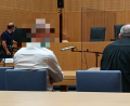 Bild: lue
Ein Mann aus dem Kreis Tirschenreuth musste sich am Montag vor der großen Strafkammer in Weiden verantworten. Auf dem Bild sind er und sein Verteidiger zu sehen. Ihm wurde der Handel mit Drogen, die Abgabe an Minderjährige sowie gefährliche Körperverletzung zu Last gelegt.