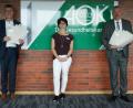 Bild: AOK Tirschenreuth/exb
Die beiden Beiratsvorsitzenden Franz Häring (links) und Peter Hofmann (rechts) freuen sich mit AOK-Ansprechpartnerin Gabriele Pompl über die diesjährige Selbsthilfeförderung.