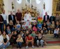 Bild: le
Beim Abschlussgottesdienst für die Vorschulkinder wird Roswitha Bergmann (rechts neben Pfarrer Max Früchtl) aus dem Kindergartenteam von St. Johannes Maria Vianney verabschiedet.