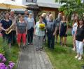Bild: jr
Brigitte Härtl (Mitte, mit Blumen) feierte ihren 80. Geburtstag im Kreise der Familie (rechts neben der Jubilarin Ehemann Johann). Die Jubilarin freute sich über Gratulantenschar, darunter die Wondreber „Hubertus“-Schützen und Überraschungsgast Saxophonistin Christine Ullrich (links).