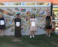 Bild: Mittelschule Ensdorf/exb
Die Besten bei der Abschlussprüfung an der Mittelschule Ensdorf werden besonders ausgezeichnet (von links): Annett Deml, Jennifer Seitz, Michelle Kaps und Lehrerin Alexandra Neumeyer. Annett Deml und Michelle Kaps hatten einen Quali-Schnitt von 2,1, Jennifer Seitz gar von 1,9.