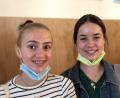 Bild: ero
Gina-Marie Meier (links) aus Amberg und Léa Ducret (rechts) aus Perigueux sind durch den Austausch am Erasmus-Gymnasium enge Freundinnen geworden