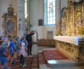Bild: jzk
Bei der Kirchenführung erklärte Stadtpfarrer Thomas Kraus den Erstkommunionkindern den Hochaltar mit dem Tabernakel.