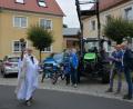 Bild: jr
Segnend zog Pfarrseelsorger Pater Benedikt Leitmayr am Sonntag über den Pfarrer-Naber-Platz und erbat Gottes Schutz für die aufgestellten Fahrzeuge sowie die Lenker und weiteren Insassen.