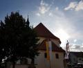 Bild: hzi
Vorplatz mit Kirchenfahnen