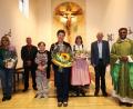 Bild: ld
In einem Gottesdienst verabschiedeten Pater Joy Munduplackal (rechts), Vertreter der Pfarrgemeinde und der Kirchenverwaltungen sowie Andrea Gutt vom Kindergottesdienst-Team Gemeindereferentin Bettina Rögner (Mitte).