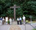 Bild: she
Sie freuten sich nach der Segnung des Friedhofskreuzes und der Gedenktafel über ein gelungenes Werk: (von links) Pfarrer Markus Ertl, das Ehepaar Hartinger, Museumsleiter Peter Lichtenberg, das Ehepaar Wildenauer und Bürgermeister Konrad Kiener.